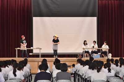 写真：久米南中学校で犯罪被害者支援についての寸劇をする学生