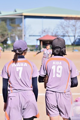 写真：決勝戦で試合を応援する4年生