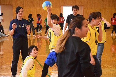 ドッヂボールを楽しむ学生たち
