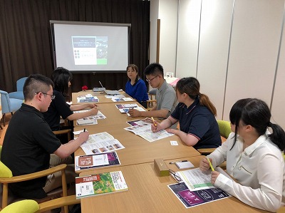 施設長からの講義を受ける様子