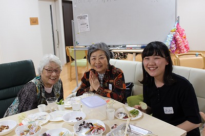 地域住民の方と交流している様子