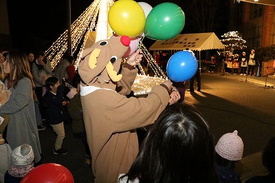 子どもたちへプレゼントを配る様子