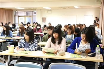写真：真剣に授業を聞く学生
