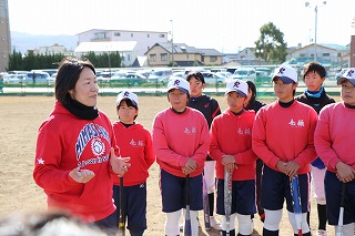 写真：レクチャーするコーチとそれを聞く参加者