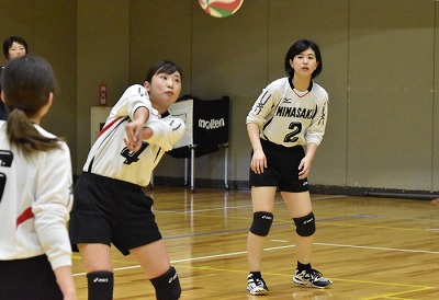写真：レシーブをする選手