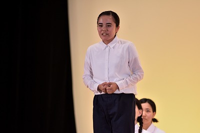 写真：先生役を熱演する学生