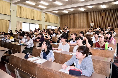 写真：熱心に聞く学生たち全員