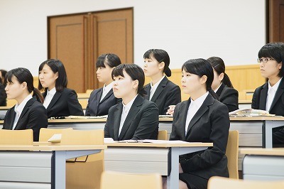 写真：他のグループの発表を聞く発表グループ
