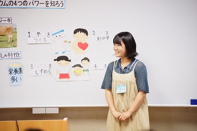 写真：食物学科で栄養教育の模擬授業をする学生スタッフ1名