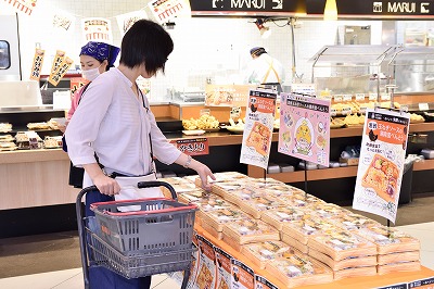 写真：販売されている食育弁当を熱心に見る親子連れ
