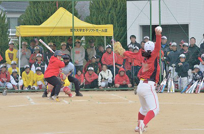 写真：チャレンジマッチの様子。バッターボックスで受講者の投げる球を待つことう選手
