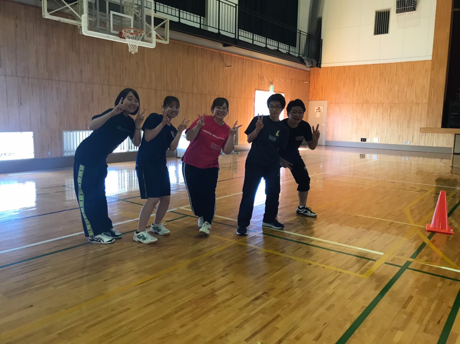 体育館でレク中の様子