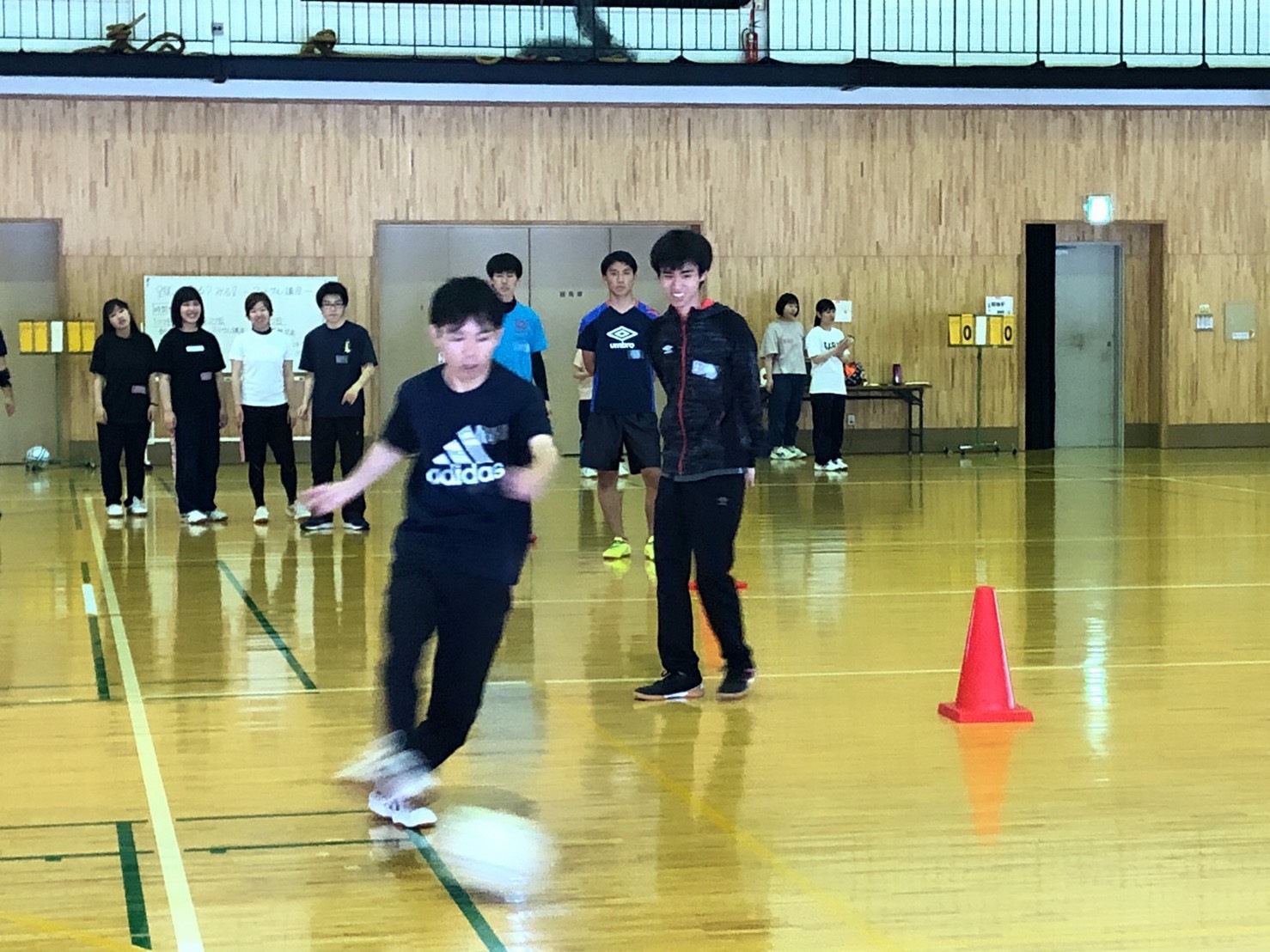 体育館でフットサルをする様子