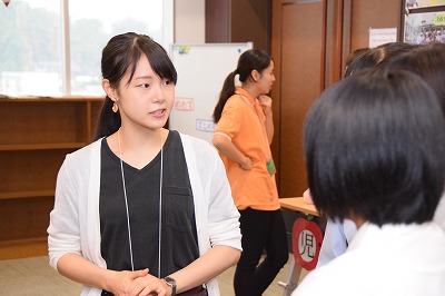 高校生に説明をする様子