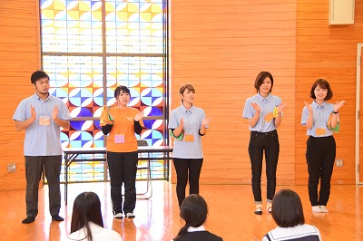 高校生に説明する様子