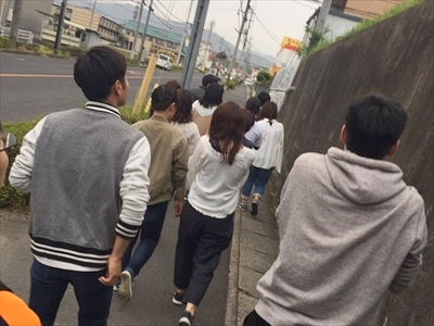 写真：ウォーキングコースの下見をする学生