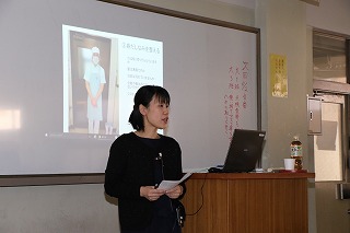 写真：講演する友實喜美子氏