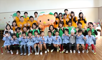 写真：学生と園児の集合写真