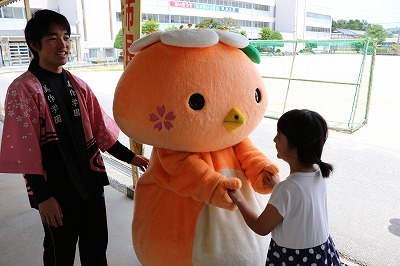 写真：参加した子どもと触れ合うミマッパチャン