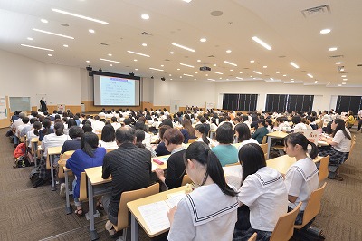 写真：午前中の全体会の様子
