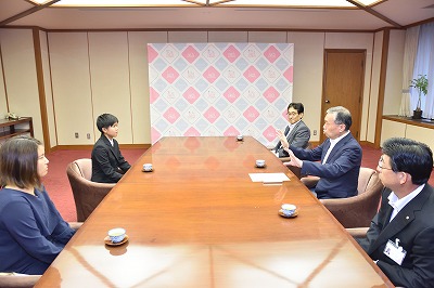 写真：市役所3階で、谷口津山市長や有本教育長、小坂田生涯学習部長に激励を受ける土谷監督・比嘉さん