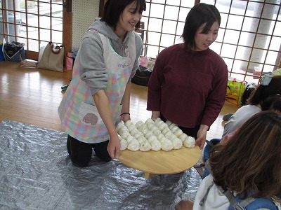 写真：津山市立中央児童館での収穫祭の様子。準備する学生