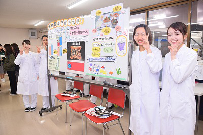 写真：栄養教育担当の学生の集合写真
