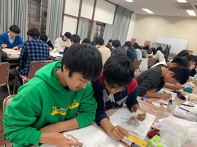 社会福祉学科の学生が勉強している様子