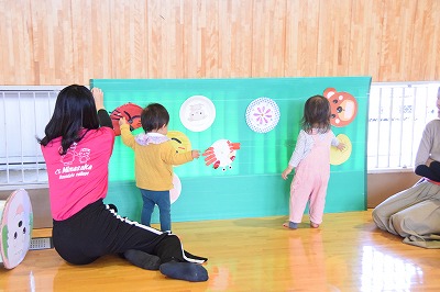 体育館で遊ぶ様子