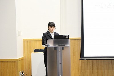 発表する学生の様子
