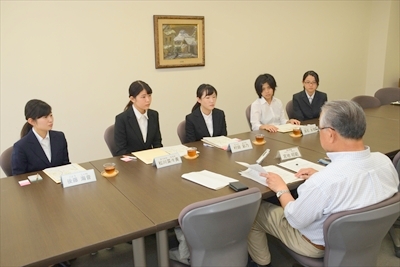 写真：宮地市長と5名の学生が対面して語る語り合う様子