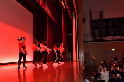写真:ダンスサークルのステージの演技。ステージ下から撮影