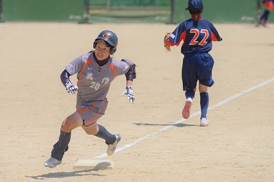 写真:ヒットを打ち全力で三塁を駆け抜ける選手