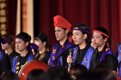 写真：最後のお礼をする実行委員長