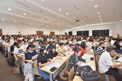 写真：1年生と編入生でほぼ満席のホールの様子