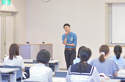 写真：社会福祉学科卒業の益成さん。身振り手振りで説明する姿