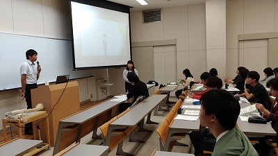 写真：熱心に話をする先輩社会福祉士と熱心に聞く学生たち