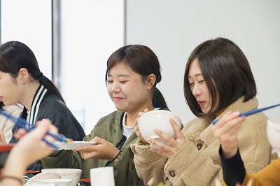 写真：おいしそうに提供された食事を食べる学生