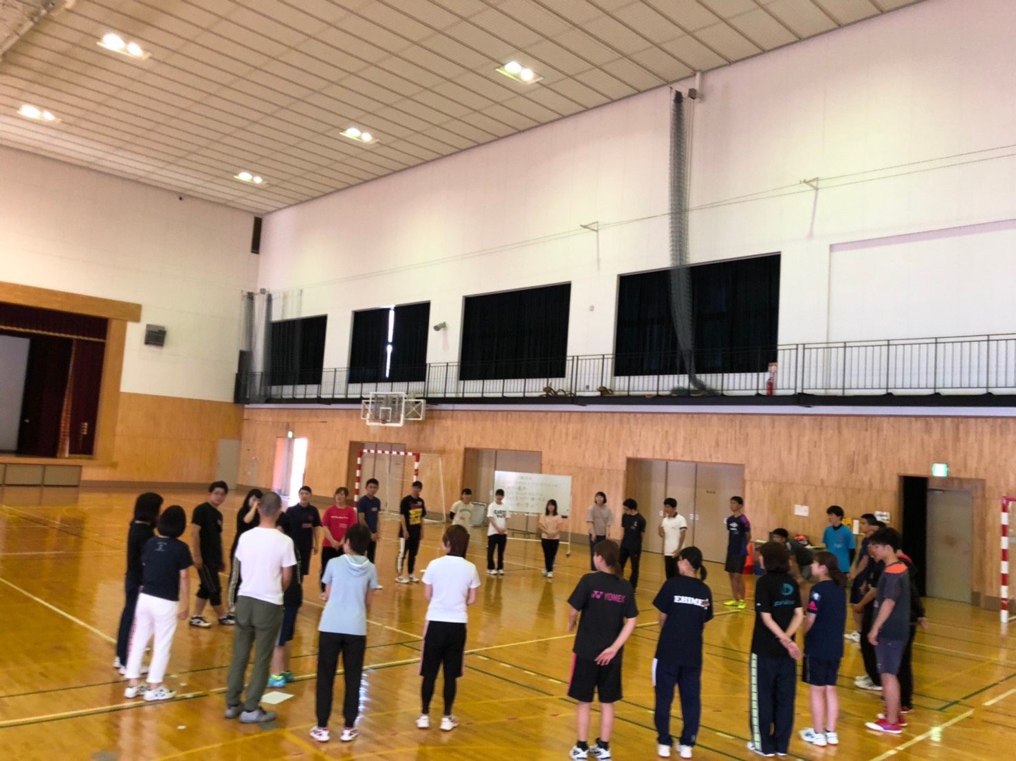 体育館でフットサルをする様子