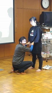写真：学生をモデルにしてレクチャーする講師