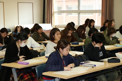 写真：聴講する1年生