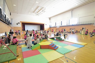 写真:親子で運動あそびの全容