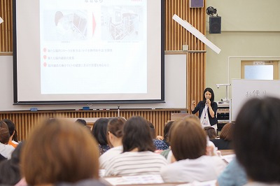 写真：学生を前に熱心に講演するヤクルトの管理栄養士