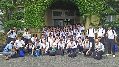 写真：愛生園の前で全員で記念撮影。学生50名と引率のため同行した教員数名