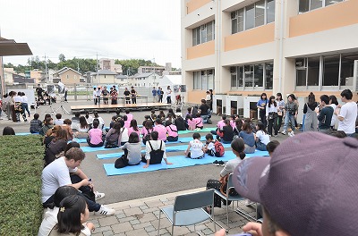 写真：白梅祭。ステージイベント。早食い競争