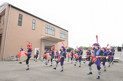 写真：白梅祭。ステージイベント。沖縄県人会のエイサー