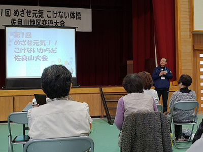 写真：参加者の住民のみなさんが参加する中講演で話をするやすもと先生