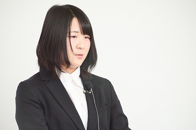 写真：卒業研究の発表会の様子。発表する女子学生