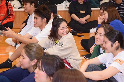 自己紹介をみて微笑む学生