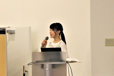 在学生が説明する姿